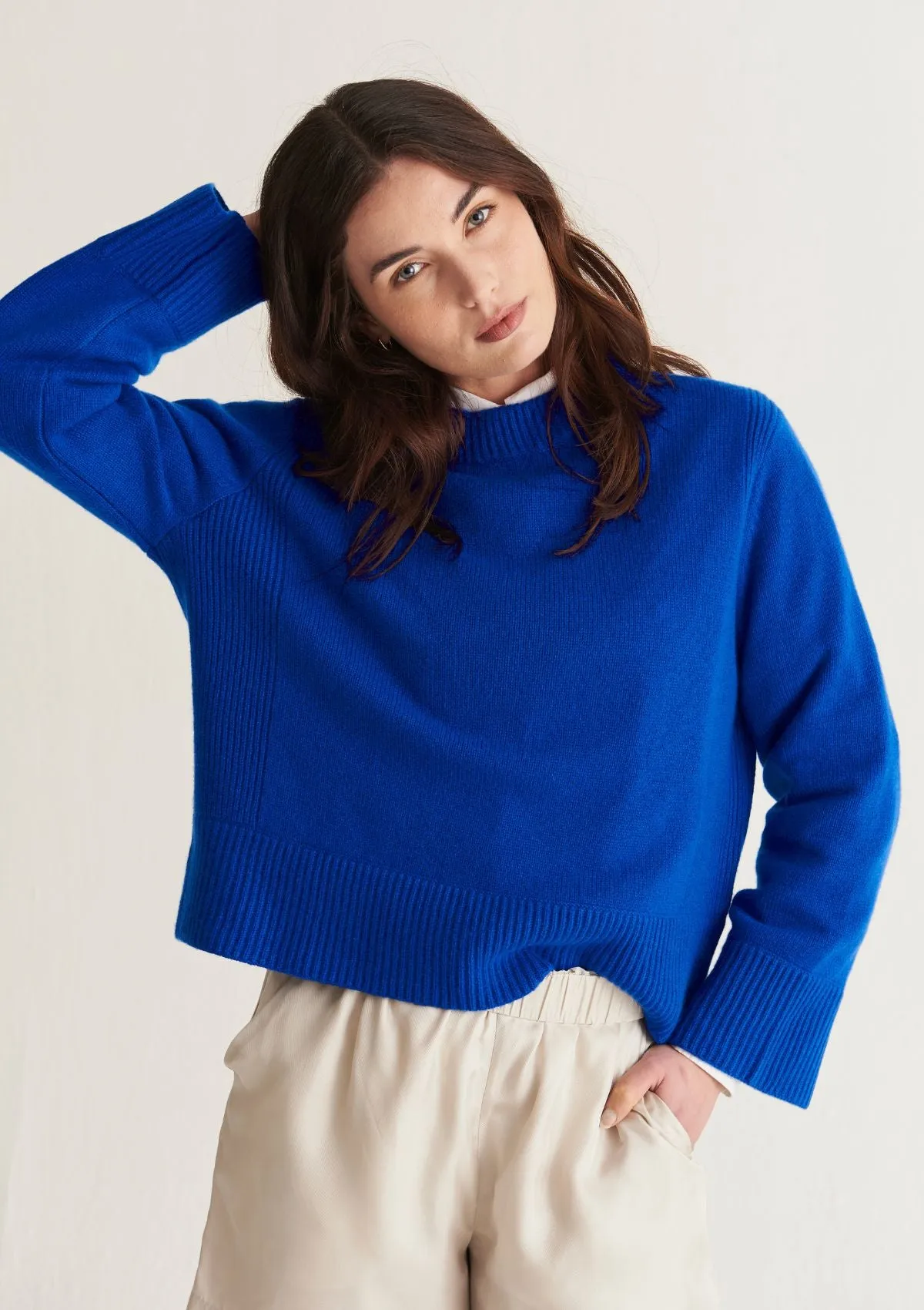 Cropped Cashmere Sweatshirt in Klein Blue