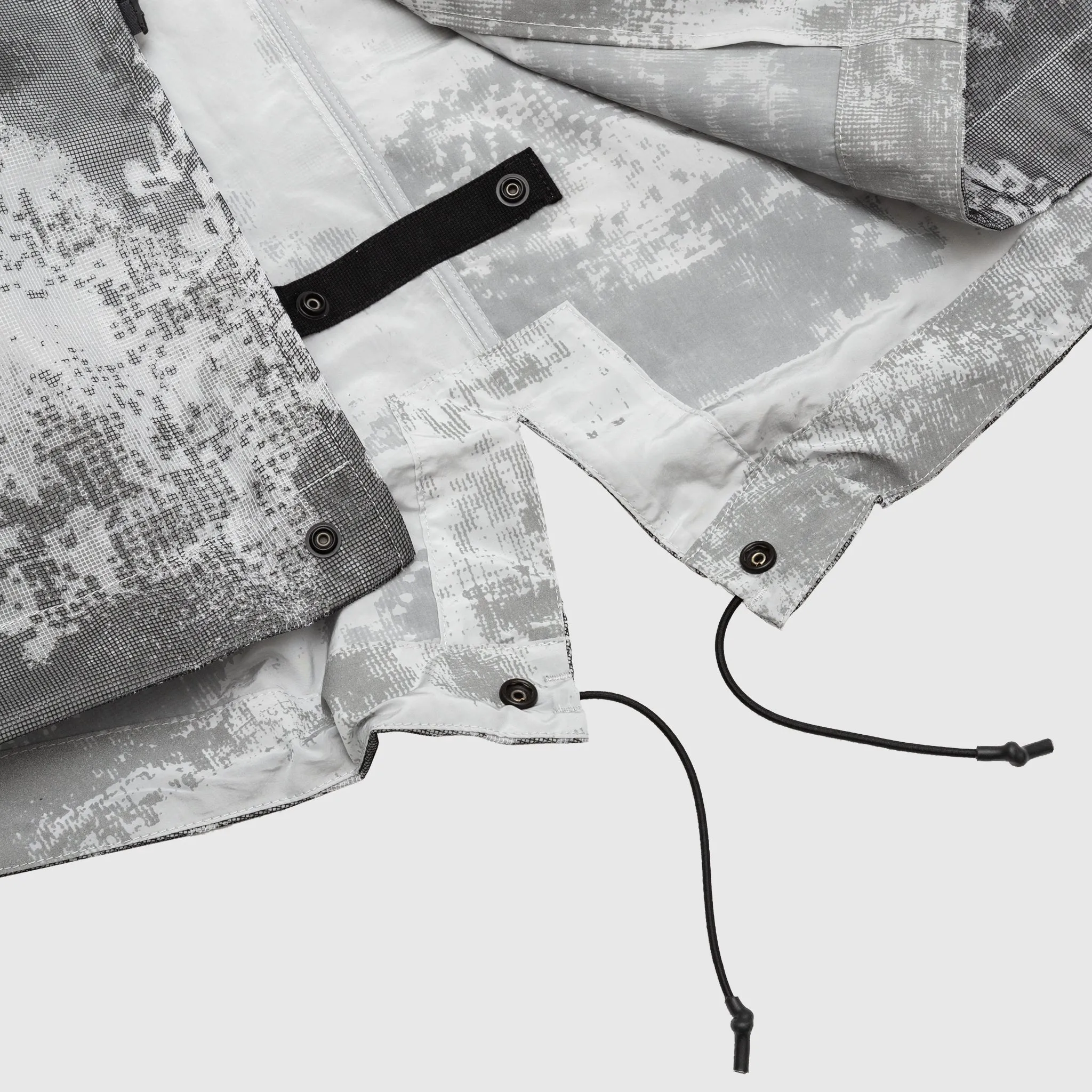 DISSOLVING GRID CAMO MESH ON REFLECTIVE ECONYL® REGENERATED JACKET