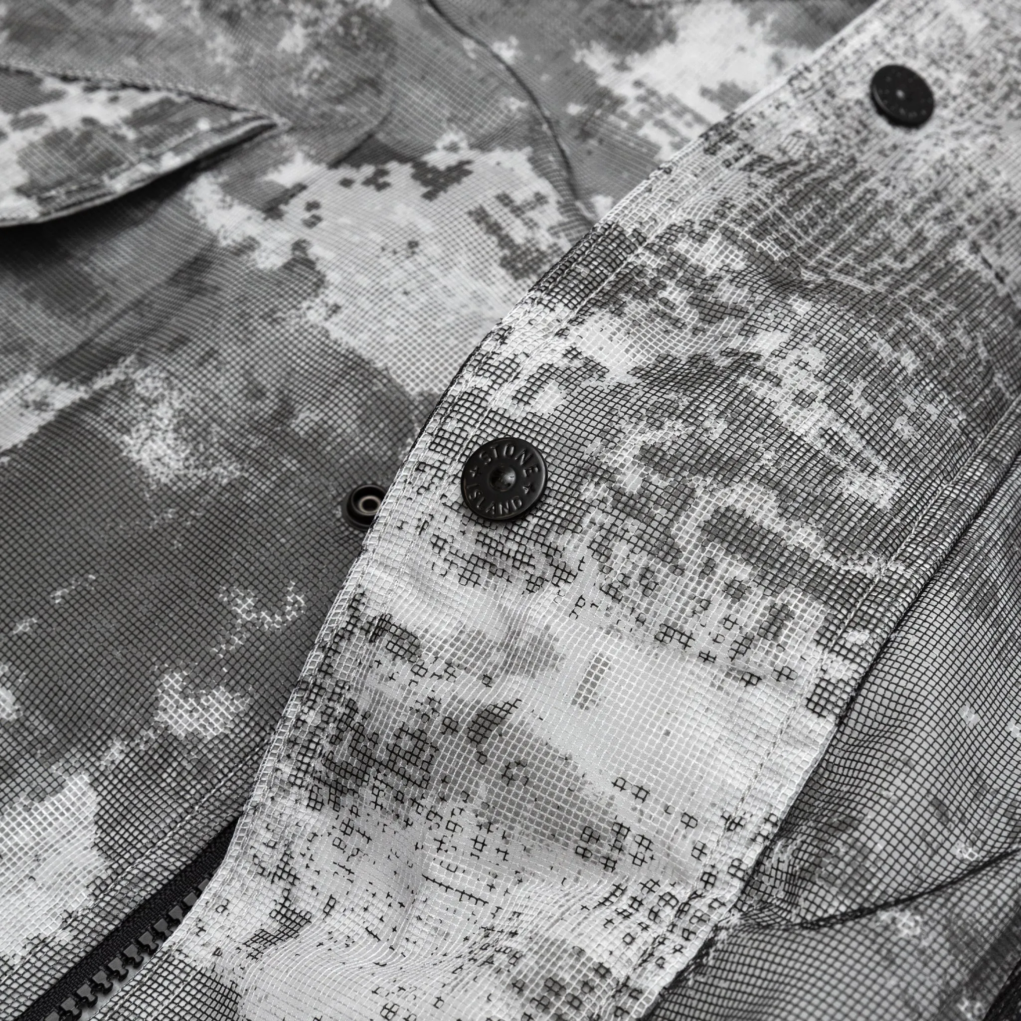 DISSOLVING GRID CAMO MESH ON REFLECTIVE ECONYL® REGENERATED JACKET