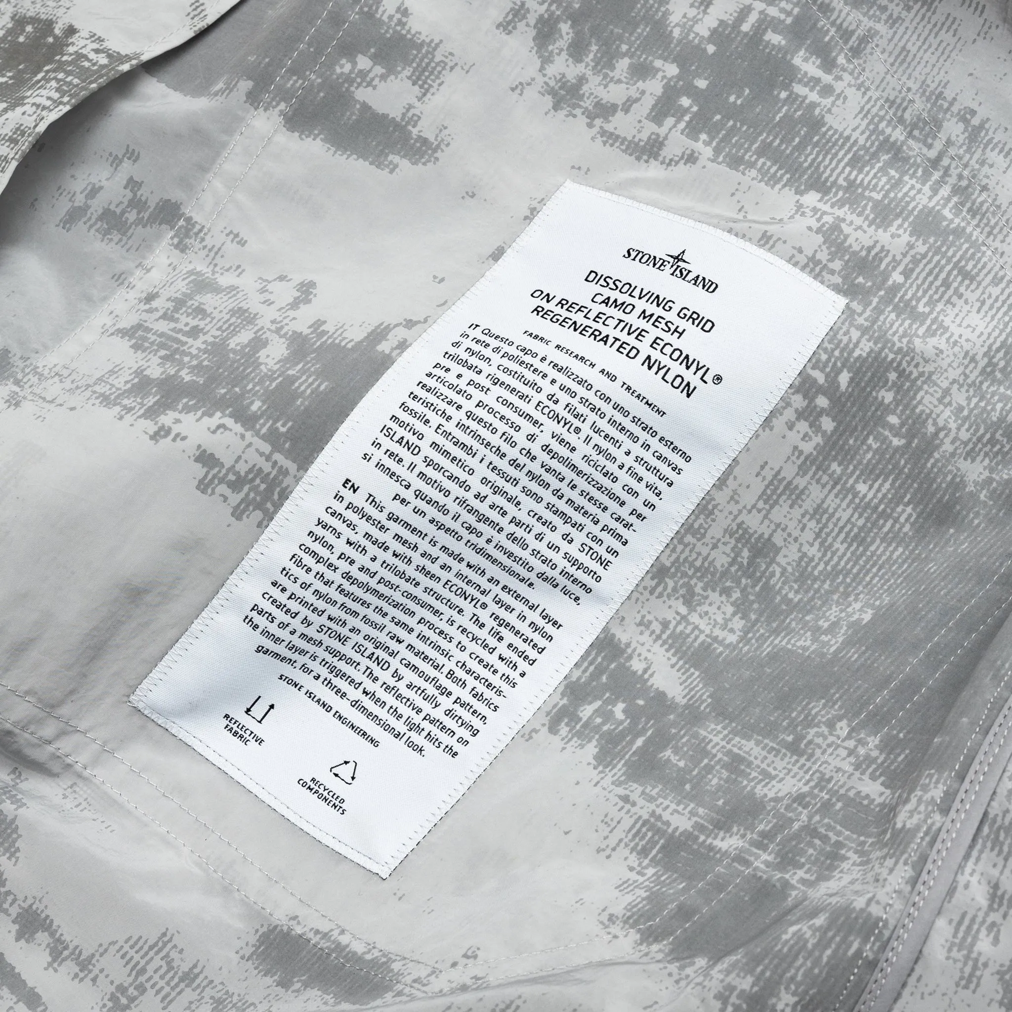 DISSOLVING GRID CAMO MESH ON REFLECTIVE ECONYL® REGENERATED JACKET