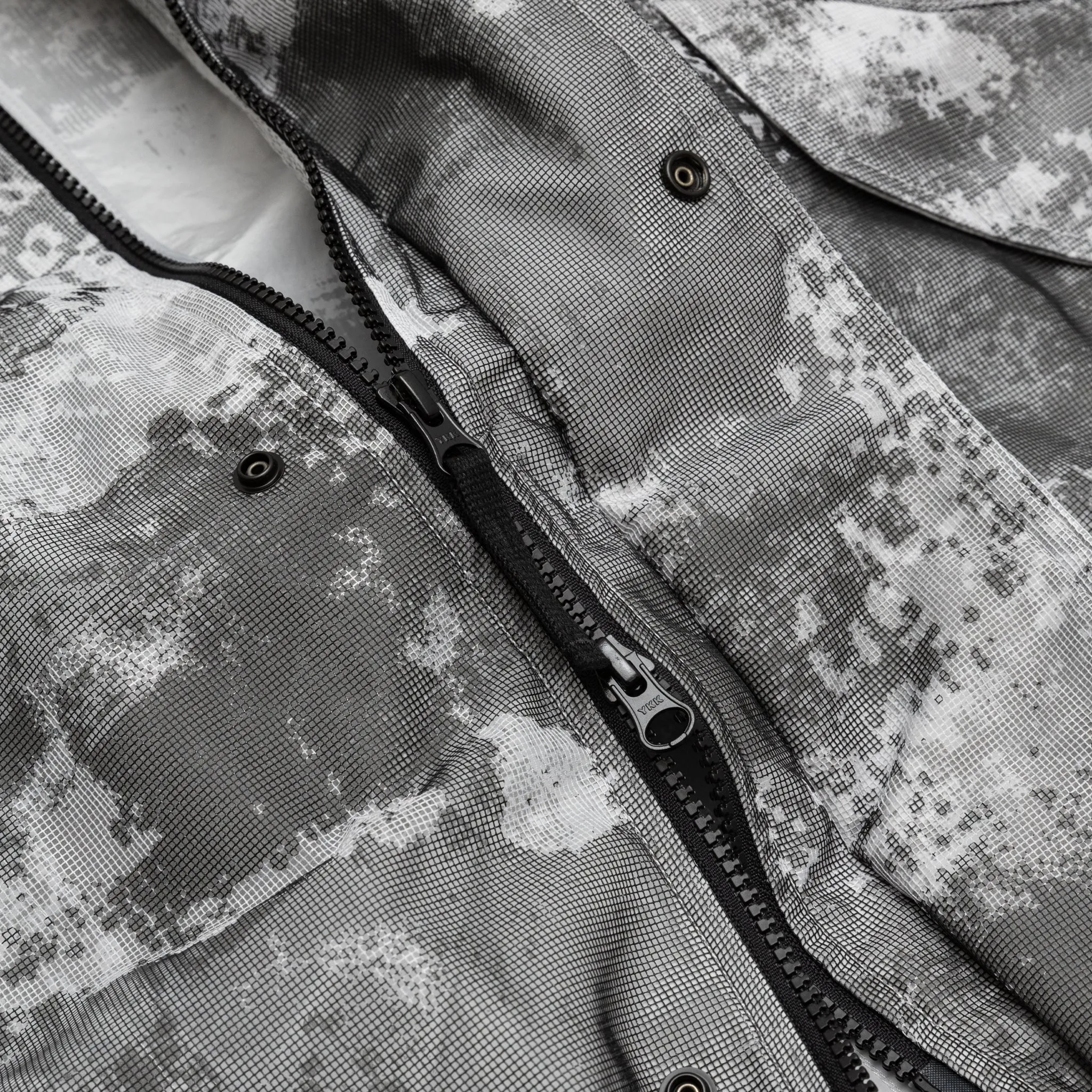 DISSOLVING GRID CAMO MESH ON REFLECTIVE ECONYL® REGENERATED JACKET