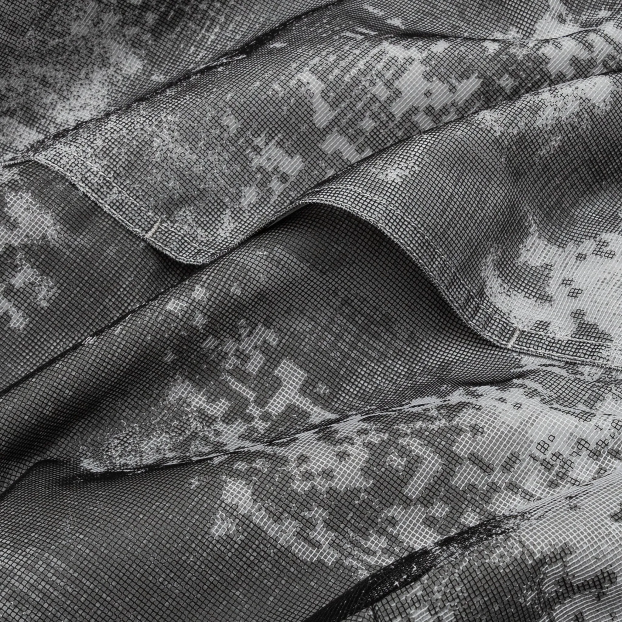 DISSOLVING GRID CAMO MESH ON REFLECTIVE ECONYL® REGENERATED JACKET