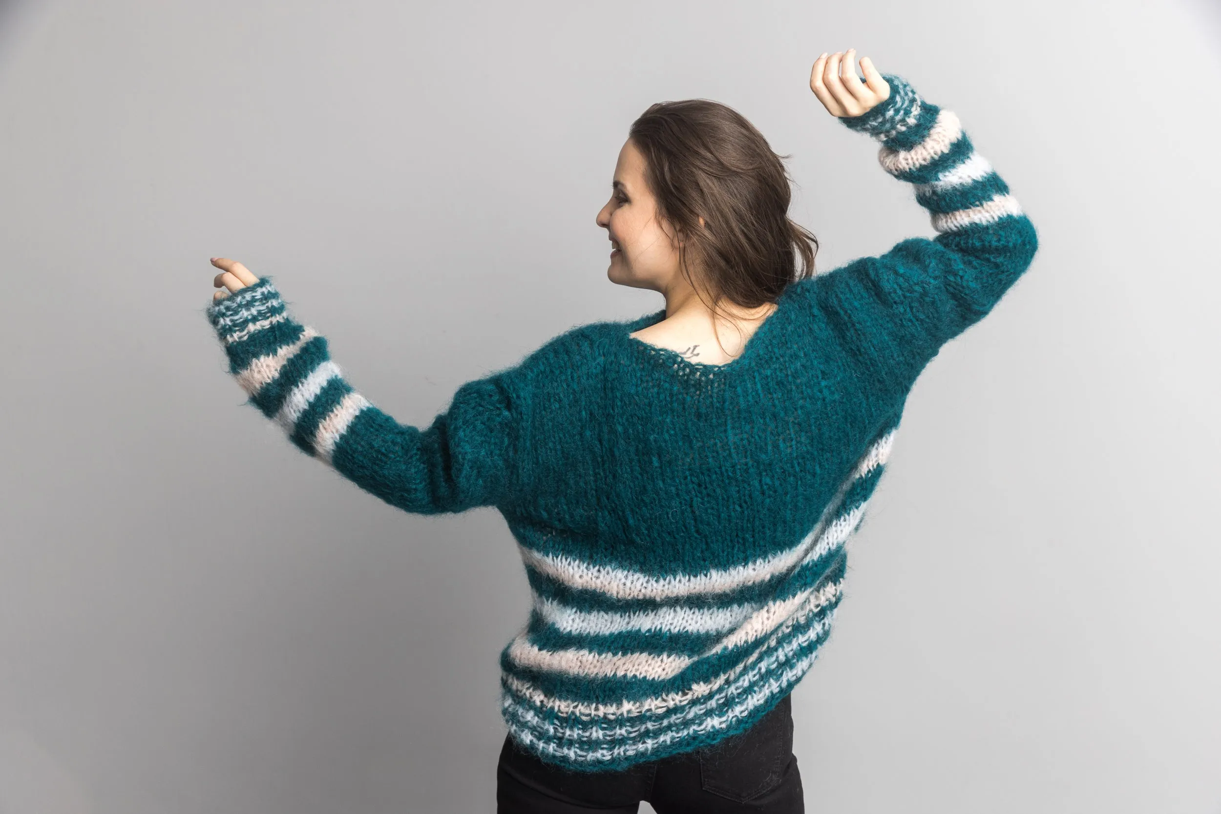 Strickanleitung für einen Strickpullover in waldgrün