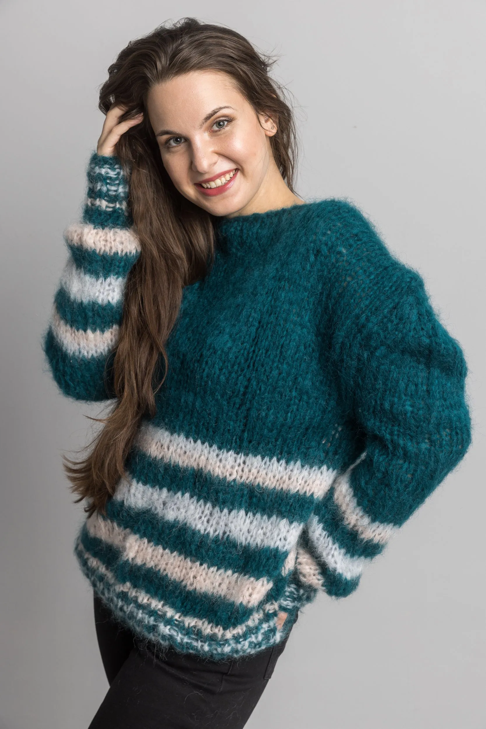 Strickanleitung für einen Strickpullover in waldgrün